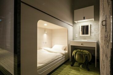 Hotel Càpsula Albida Hotel Aoyama Caters To Women