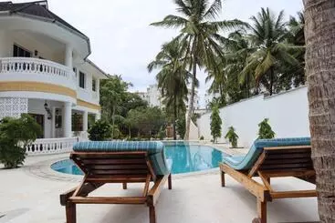 Bed and Breakfast Tahira Villa