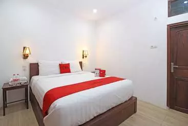 پانسیون Reddoorz Near Borobudur Temple 2