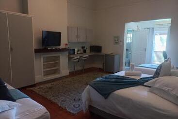 بنسيون Dreamers Guesthouse No Loadshedding