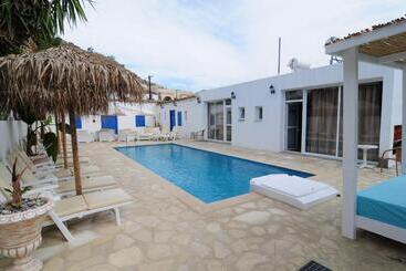 Hotel Lithos Studios