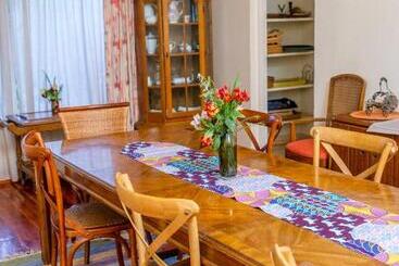 پانسیون Zereniti House