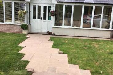 צימר Henwick House Accommodation, Continental Breakfast Included