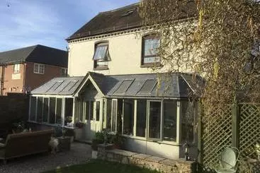 Bed and Breakfast Henwick House Accommodation, Continental Breakfast Included