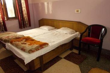 호텔 Economical Rooms Near Triveni Ghat