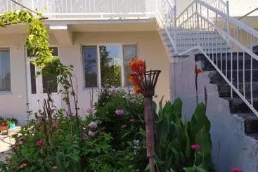 Pensió Emzari's Apartment