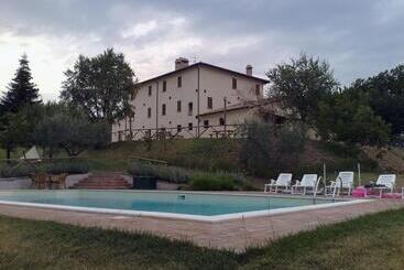 هتل Agriturismo Il Poggiolo