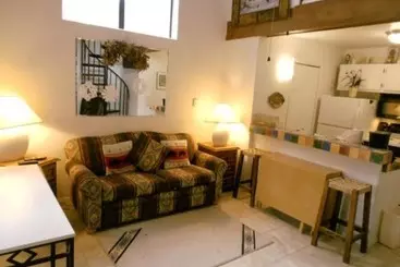 آپارتمان‌های توریست‌ها Redwood Commons