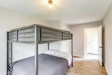 Mökkimajoitus 2 Acres & Creek Access! Private Leicester Escape