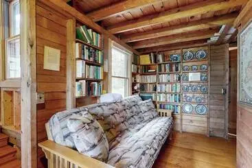 コテージ River View Home W/ Lovely Deck, Views & Fireplace