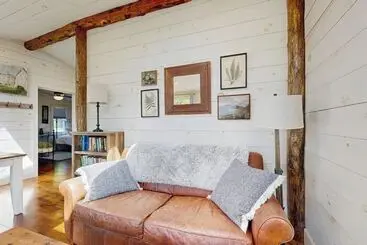 コテージ Beautifully Updated Cabin Near Town & Barrett