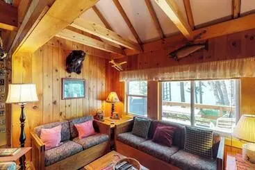 Mökkimajoitus Dog Friendly Lakefront Cabin With Full Kitchen, Firepit, Free Wifi, Great Views