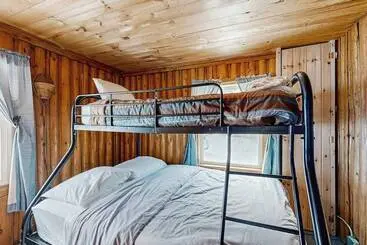 Mökkimajoitus Rustic Cabin Near Boating, Fishing Or Hiking To The Lake   Dog Friendly