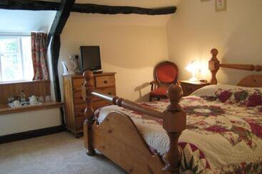 پانسیون The Barn And Pinn Cottage