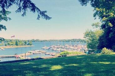 민박 Waterside Inn