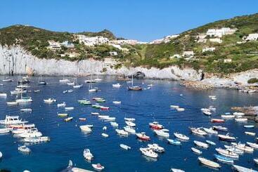 מלון דירות L'incanto Di Cala Feola