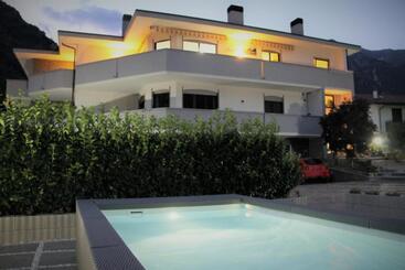 پانسیون Affittacamere Valchiavenna Foresteria In Tranquilla Villa Signorile Con Comodo Parcheggio Privato