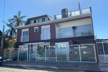 פנסיון Bouganville Guest House Bc