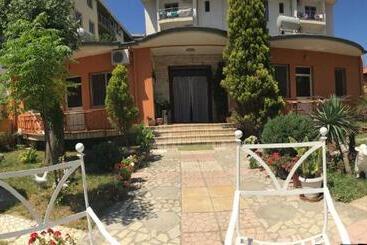 Pensão Guroal Holiday House