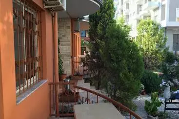 Pensió Guroal Holiday House