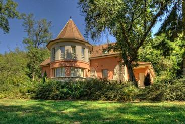 ペンション Ház Az Erdő Szélén