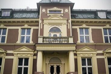 Hotel Pałac Dąbrowa
