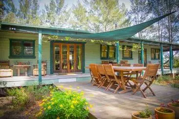 ツーリストアパートメント Red Tractor Retreat