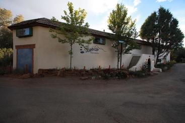 فندق صغير Snowmansion Taos Adventure Lodge