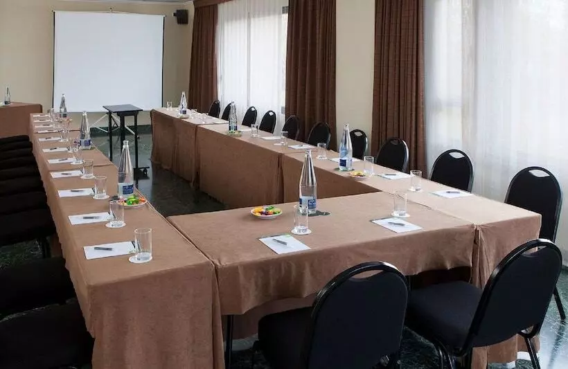 호텔 NH Ciudad De Cuenca