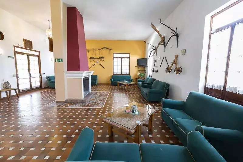 فندق ريفى Villa Turistica De Priego
