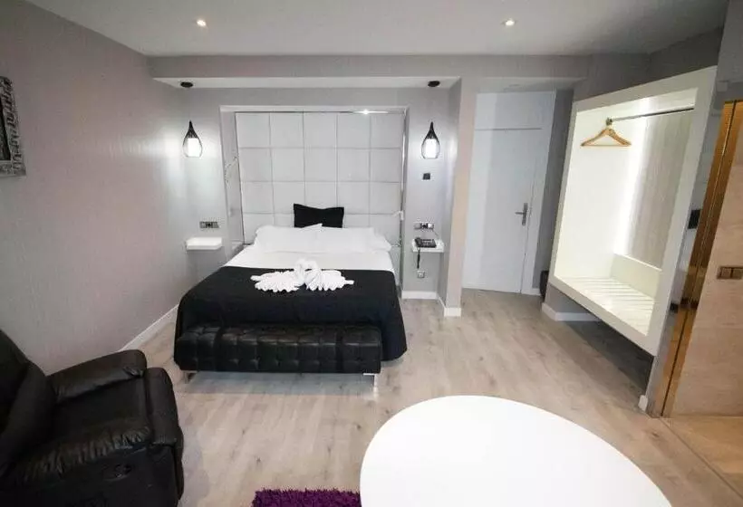 Отель Es Urbanos N Avenida De España