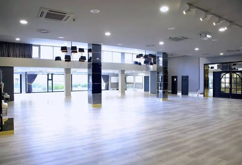 Hotelli Tres Reyes Pamplona