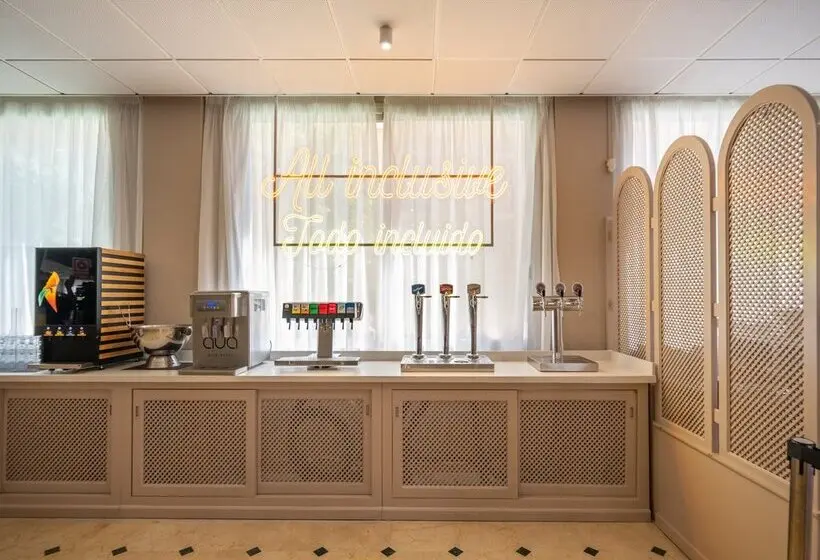 Hotel Parasol by Dorobe