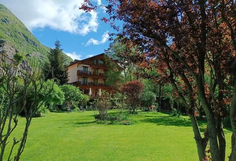 Отель Estanys Blaus