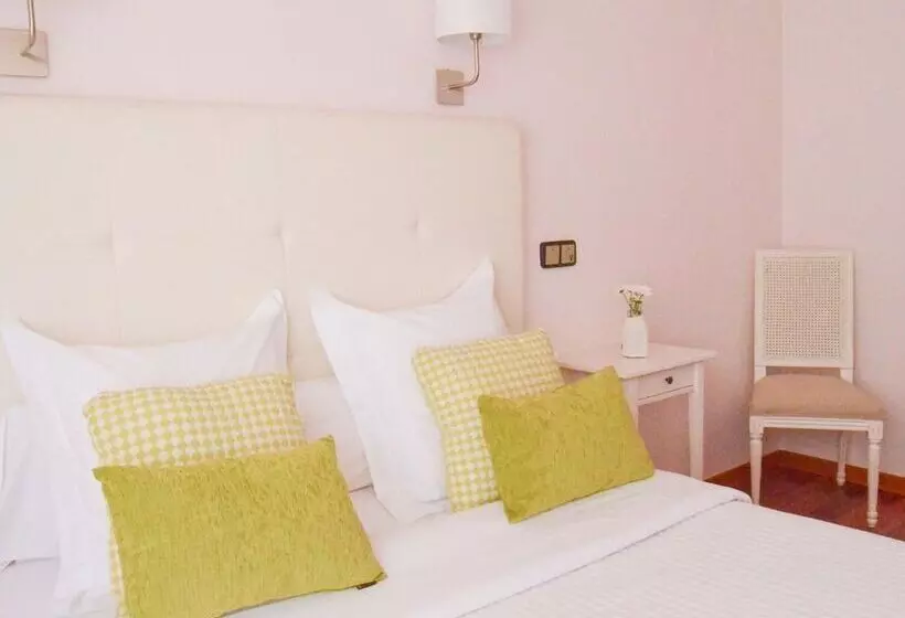 فندق Hostal Carlos V