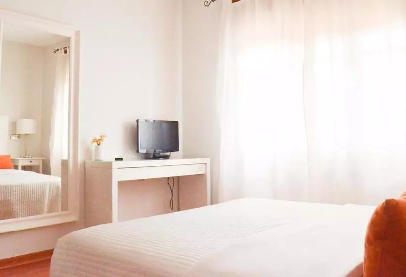 فندق Hostal Carlos V