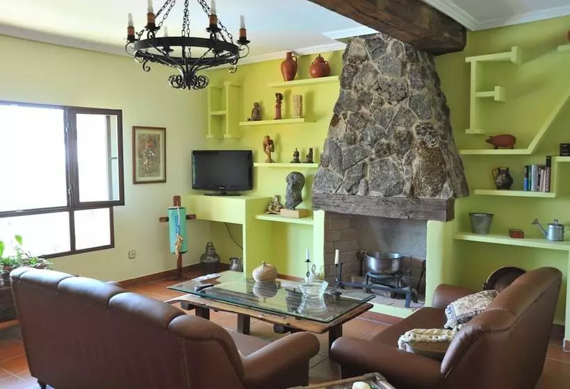 فندق فئة نجمة واحدة Hosteria Fontivieja