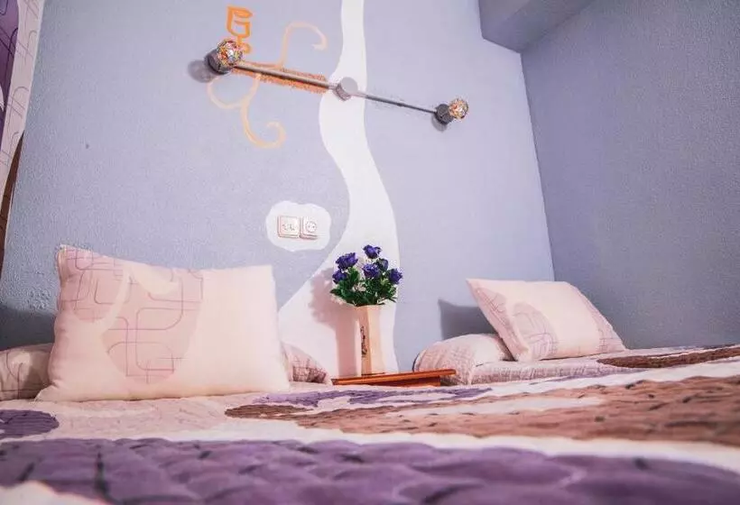 هتل Hostal La Rosa