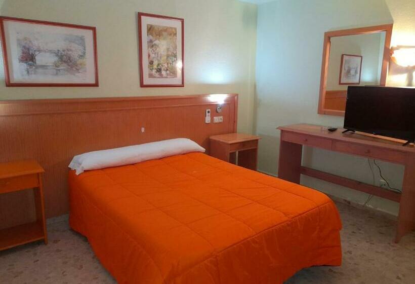 هتل Hostal Carlos Iii