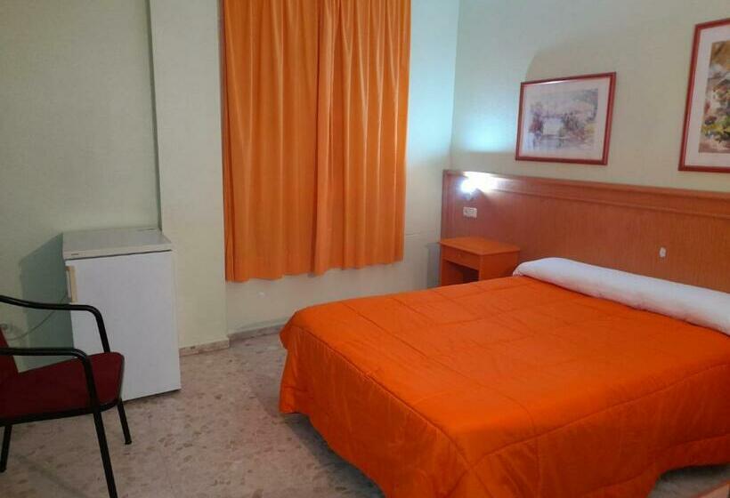 هتل Hostal Carlos Iii