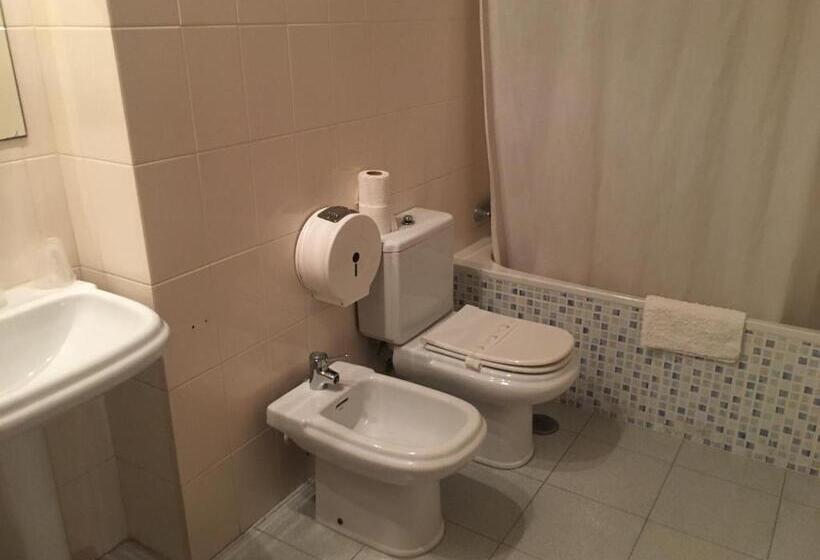 هتل Hostal Carlos Iii