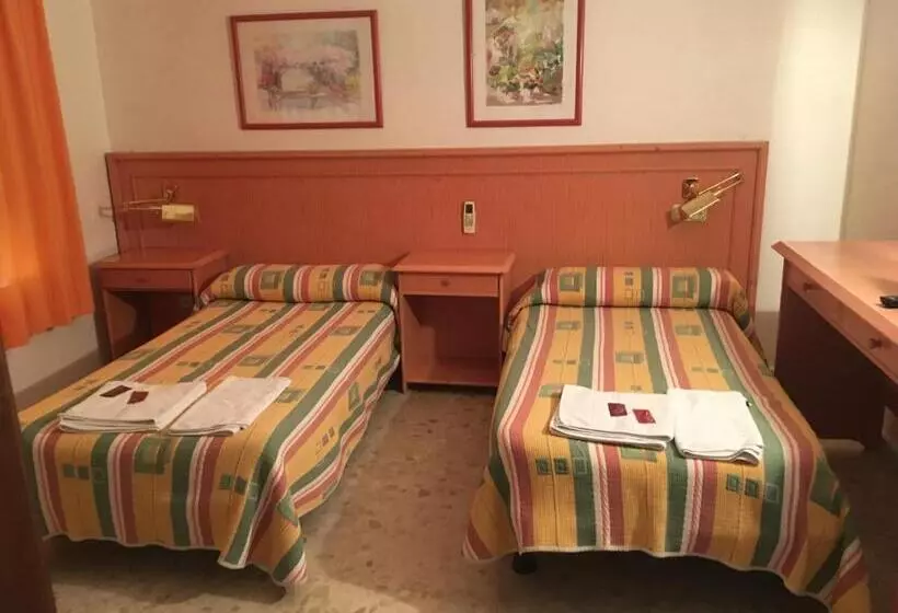 ホテル Hostal Carlos Iii