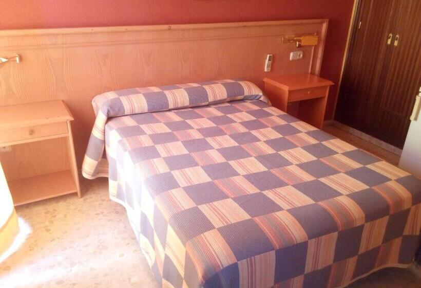 هتل Hostal Carlos Iii