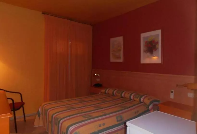 ホテル Hostal Carlos Iii