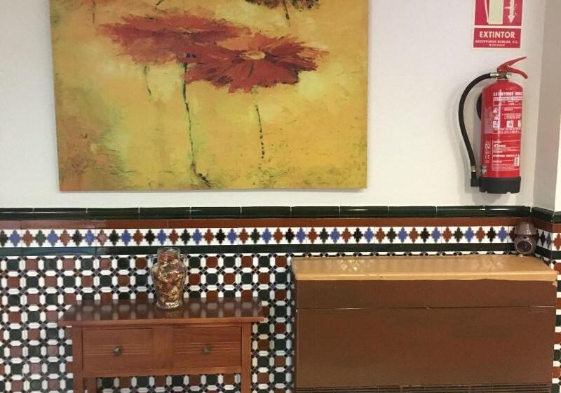 هتل Hostal Carlos Iii