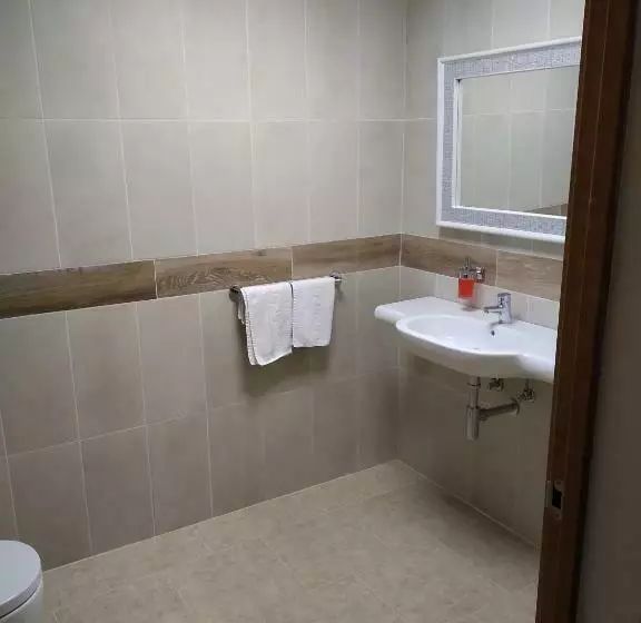 Отель Hostal Leo D Or