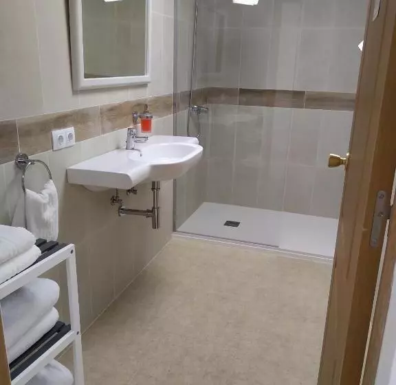 Отель Hostal Leo D Or