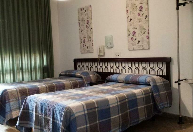 هتل Hostal Ronda