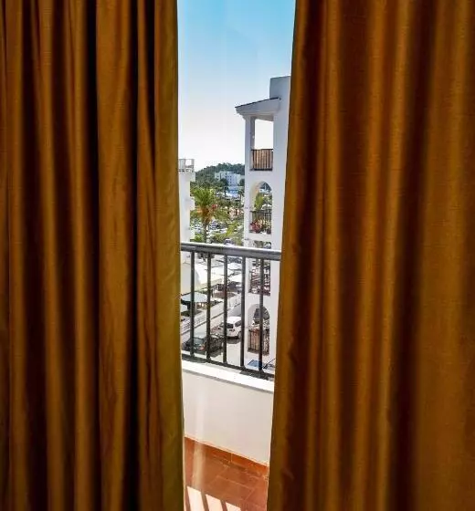 ホテル Hostal Y Apartamentos Santa Eulalia