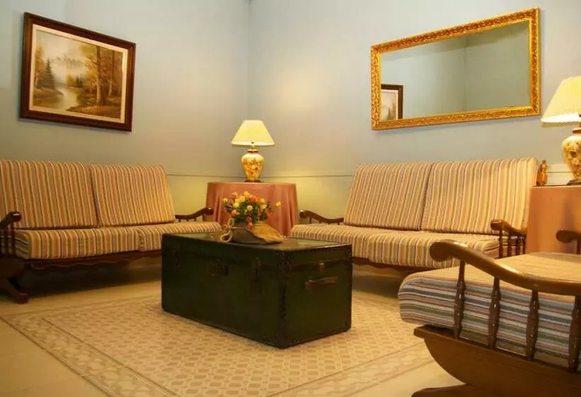 هتل Hostal El Catalán